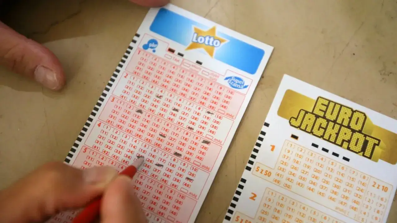 Ręka zaznacza liczby na kuponie Lotto i Eurojackpot. Dlaczego influencerzy twierdzą, że Eurojackpot to strata pieniędzy?
