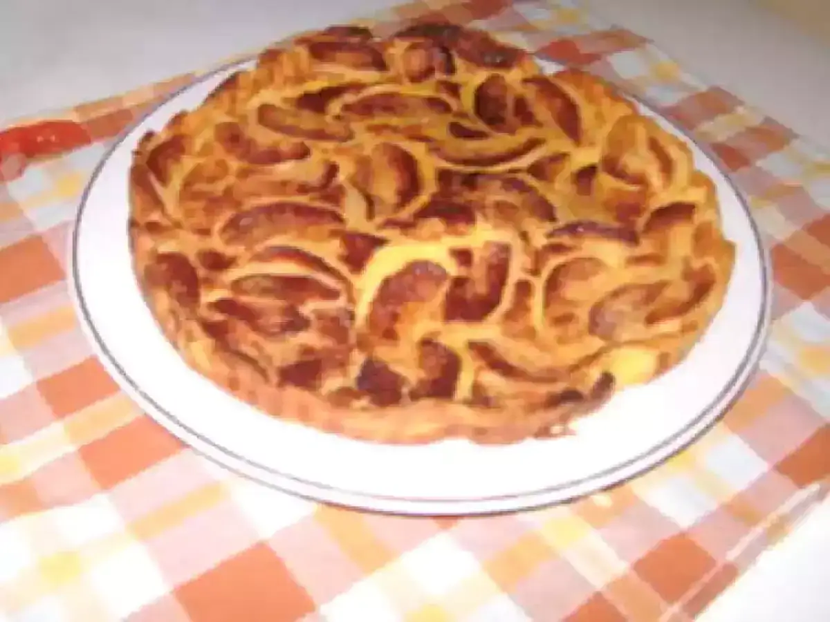 Tarte aux pommes, une spécialité auvergnate sucrée, dorée et appétissante, prête à être dégustée.