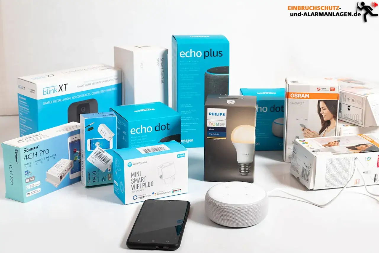 Viele Smart-Home-Ger&auml;te, darunter Amazon Echo Dot, Philips Hue und Osram Smart+, sowie eine Alexa Guard-Kamera.