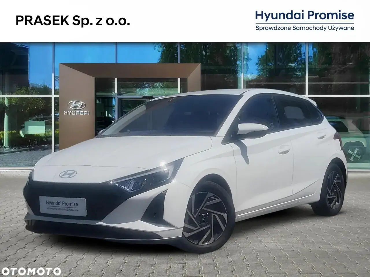 Biały Hyundai i20 na placu dealerskim. Sprawdź atrakcyjną hyundai i20 cena w salonie Prasek Sp. z o.o.