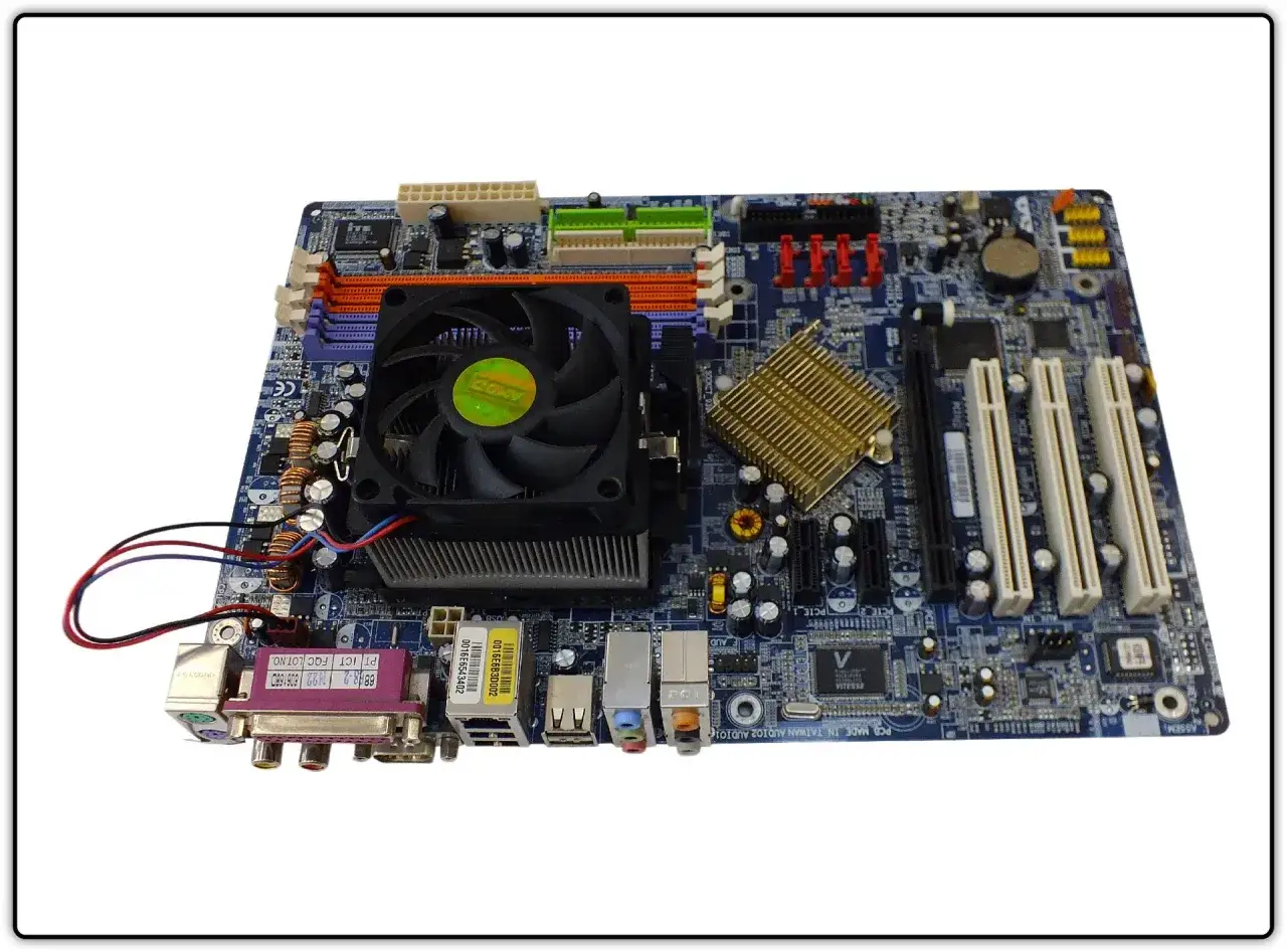 Płyta główna z chłodzeniem procesora, gniazdem am4 socket, slotami PCI-e i złączami audio/USB.
