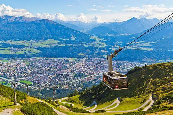 Zdjęcie Innsbrucka z widokiem na g&oacute;ry