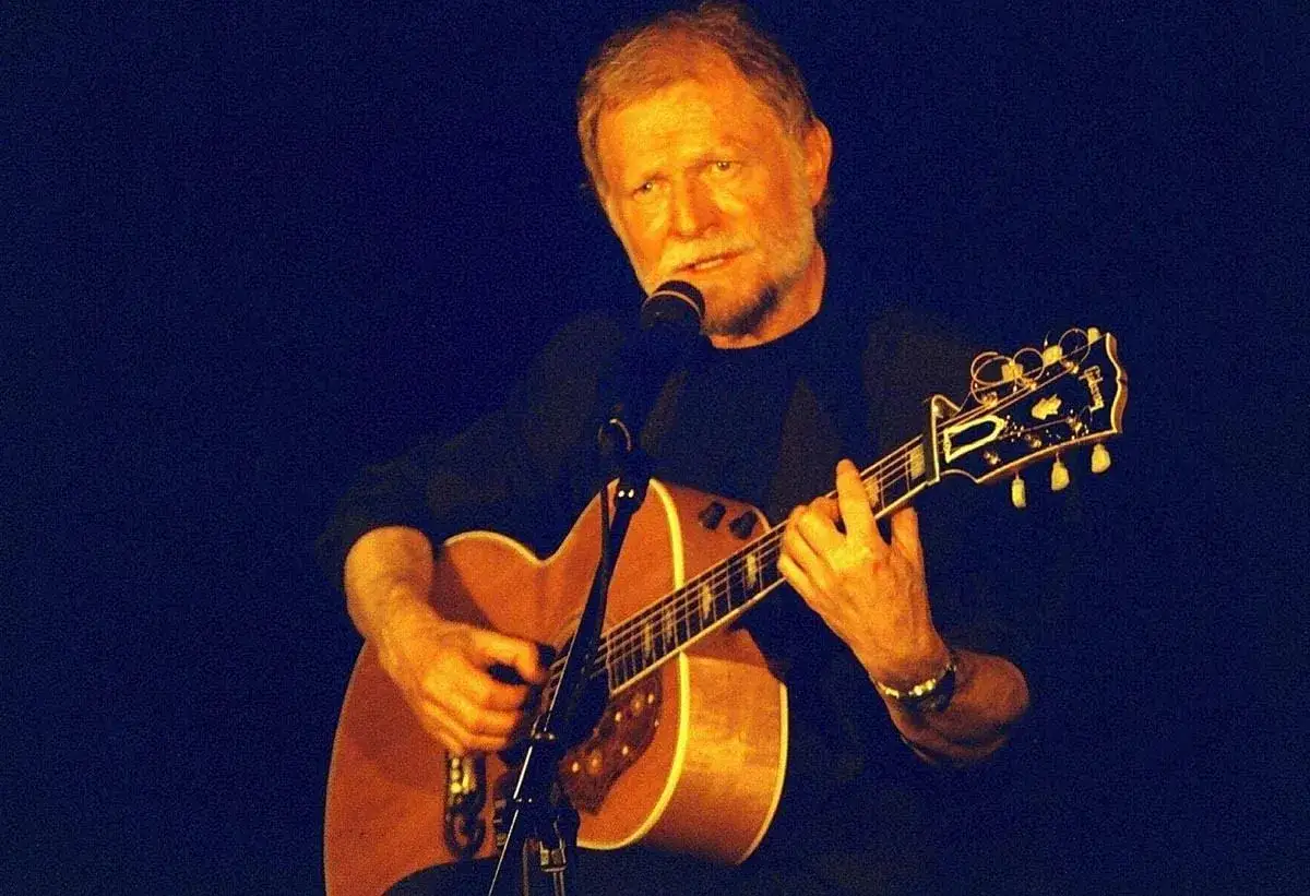 Artysta z brodą gra na gitarze i śpiewa. Jego piosenki szczepanika poruszają serca publiczności.