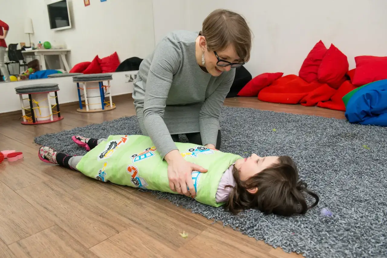 dziecko przepycha przedmioty