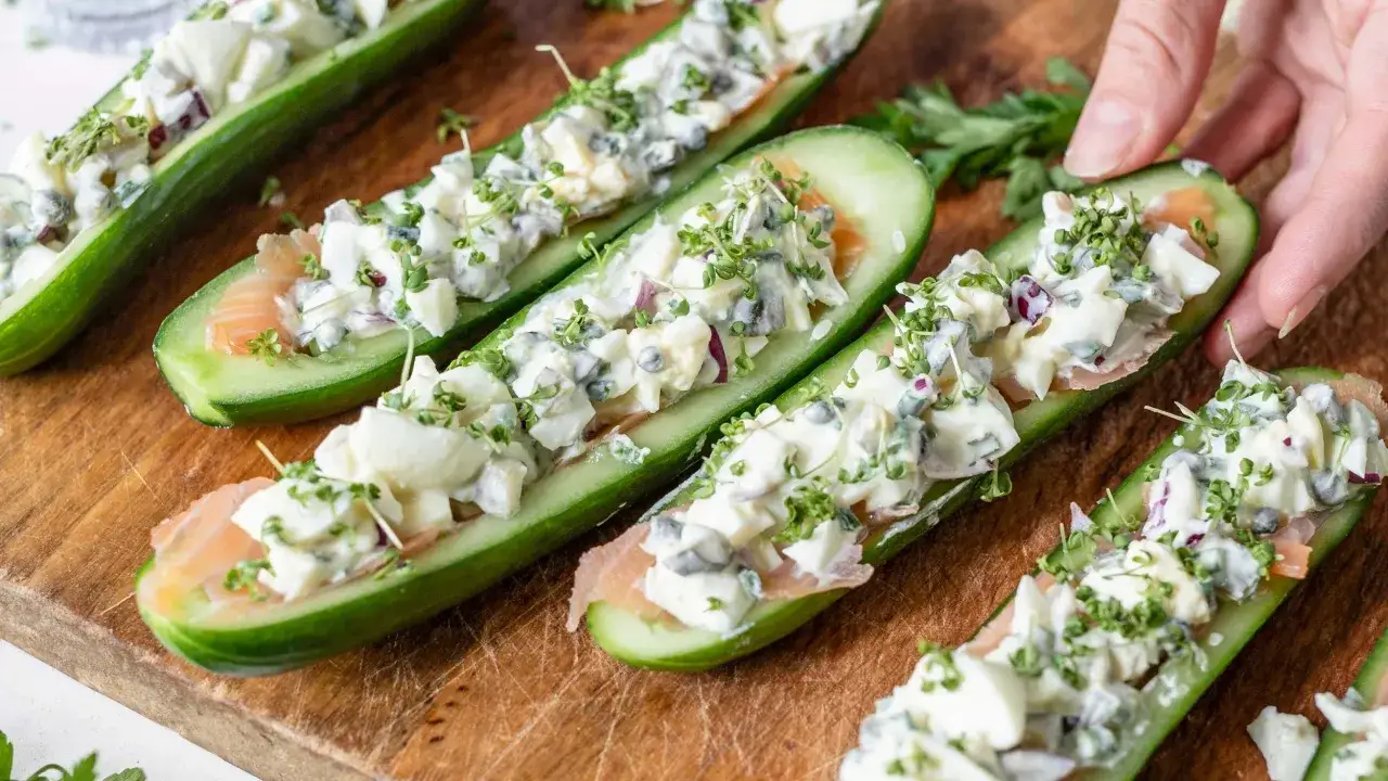 Gurkenschiffchen gefüllt mit cremigem Eiersalat-Rezept, Lachs und Kresse. Ein leichtes und erfrischendes Gericht.