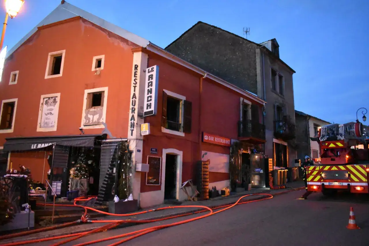 Pompiers intervenant devant le restaurant