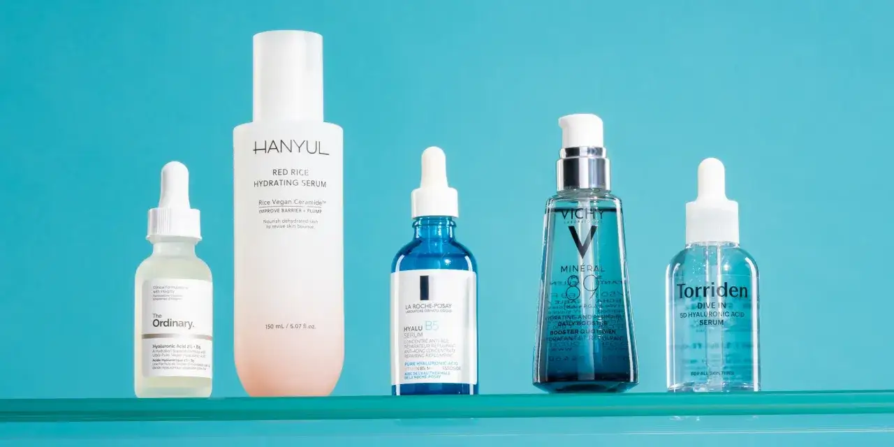 Zestaw kosmetyków z kwasem poliglutaminowym i hialuronowym, w tym serum Hanyul, The Ordinary, La Roche-Posay i Torriden.