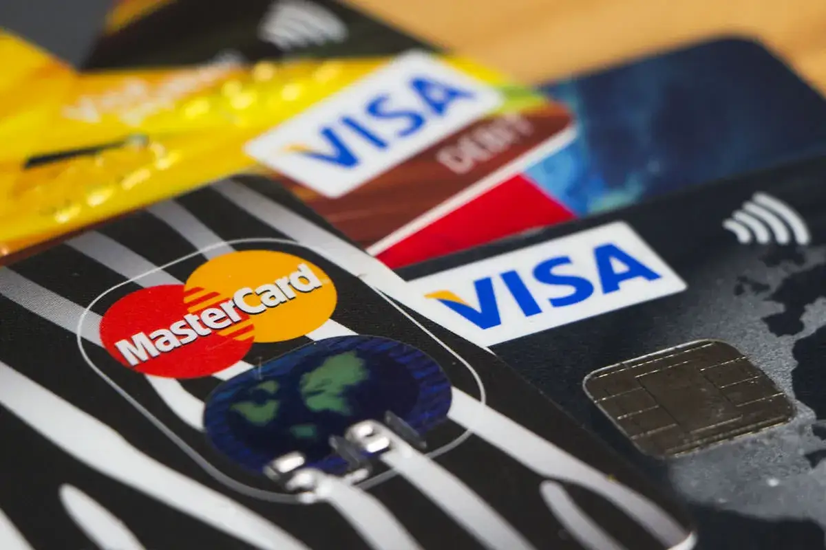 Mehrere Kreditkarten liegen &uuml;bereinander, darunter eine mit dem MasterCard-Logo und mehrere mit dem VISA-Schriftzug.