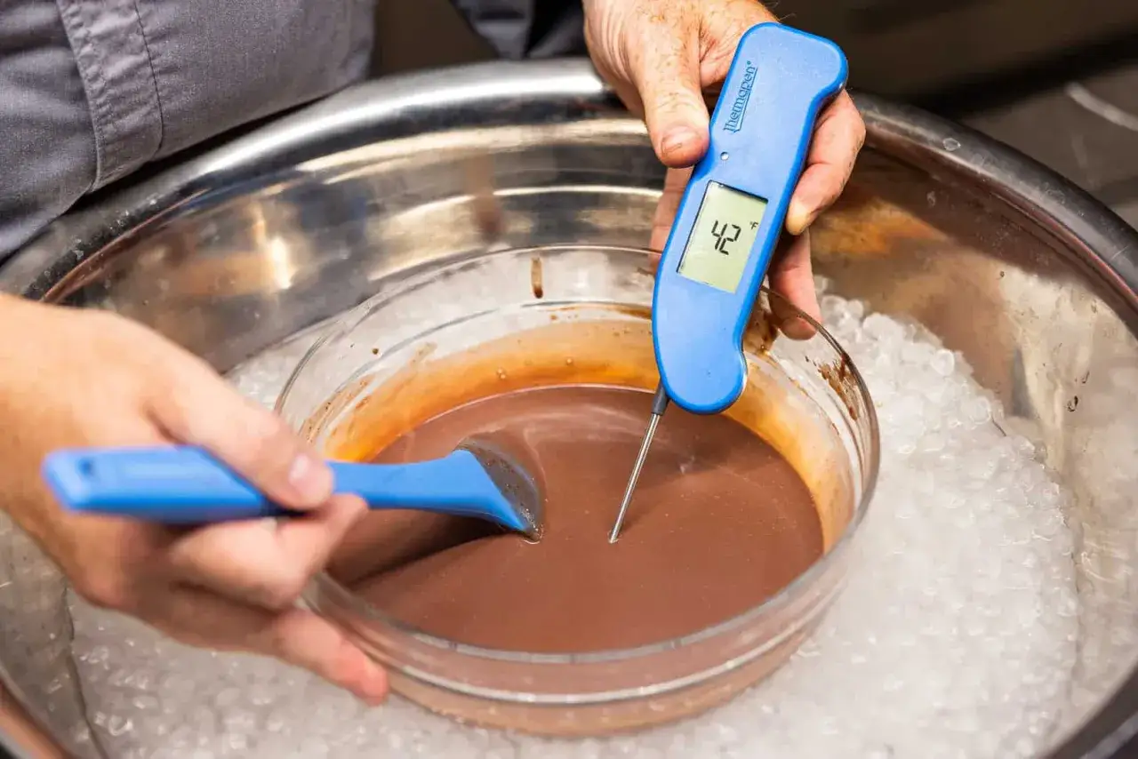 Schokolade wird in Eiswasser gek&uuml;hlt, um die richtige Temperatur zu erreichen, bei welcher Temperatur stockt Ei? Das Thermometer zeigt 42&deg;F an.
