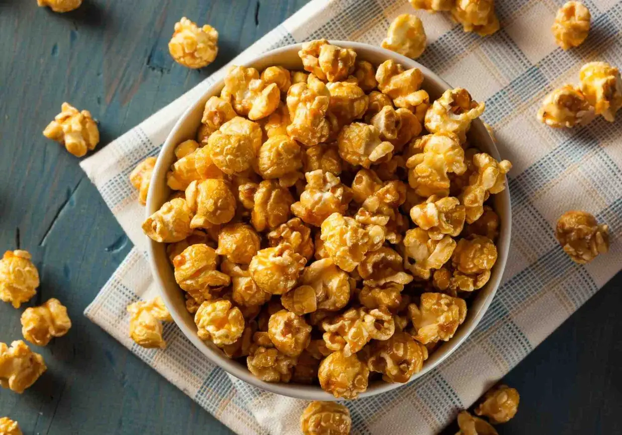 Chrupiący karmelowy popcorn w misce. Dowiedz się, jak zrobić popcorn na patelni, by uzyskać taki efekt.