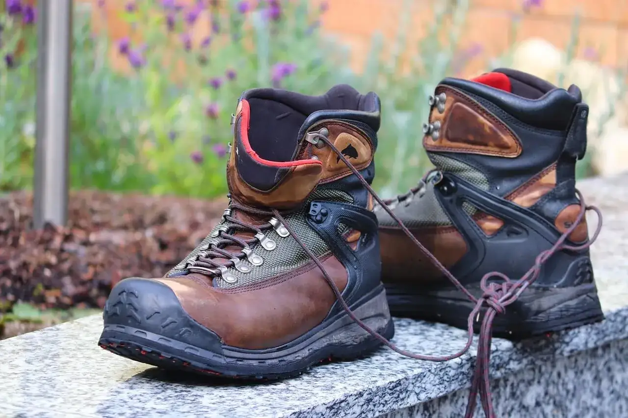 Solidne buty trekkingowe, gotowe do akcji. Dowiedz się, jak rozciągnąć buty, by były idealnie dopasowane.