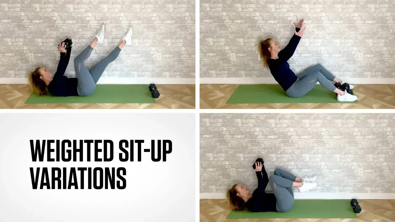Frau macht verschiedene sit ups mit gewicht. Sie h&auml;lt eine Hantel und hebt ihre Beine.