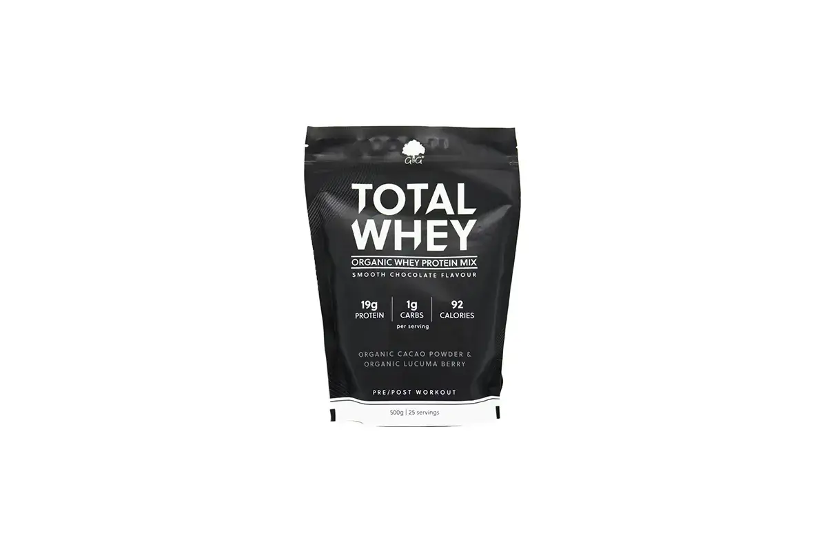Opakowanie odżywki białkowej Total Whey. Czy od białka wychodzą pryszcze? To pytanie nurtuje wiele osób. Ten produkt zawiera 19g białka na porcję.