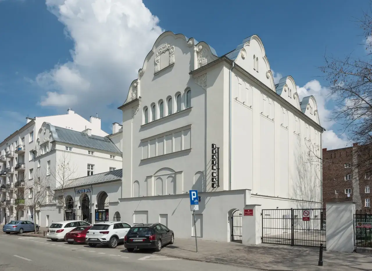 Biały budynek Teatru Bajka w Warszawie, z charakterystycznym napisem i bramą.