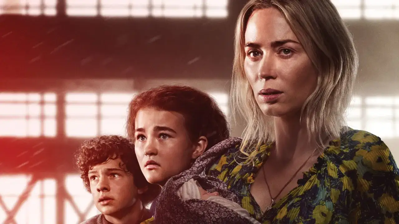 En mamma och hennes barn i en hotfull, tyst milj&ouml;. De ser oroliga ut, som om de f&ouml;rs&ouml;ker undvika att g&ouml;ra ljud i a quiet place 3.