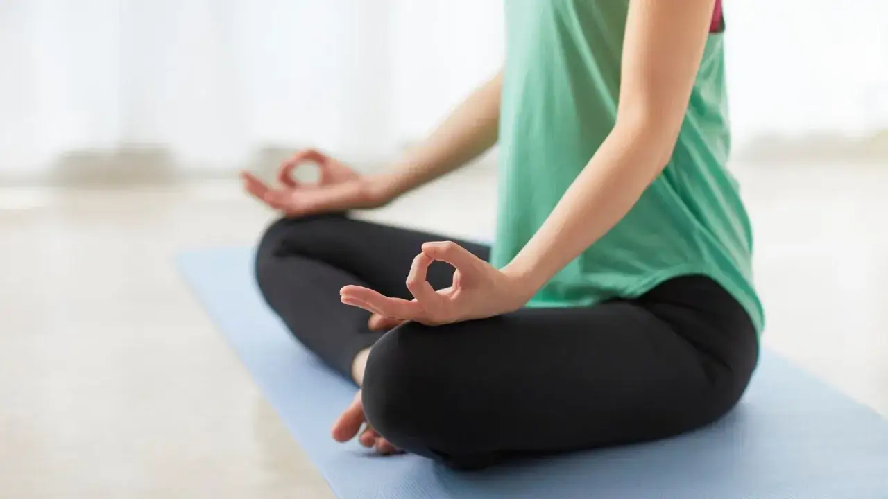 Persona meditando en posici&oacute;n de loto, con las manos en el mudra Gyan, s&iacute;mbolo de sabidur&iacute;a y conocimiento.