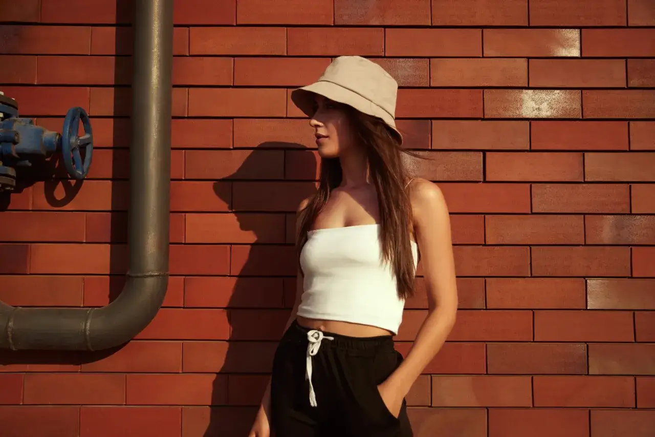 bucket hat elegancka stylizacja płaszcz marynarka