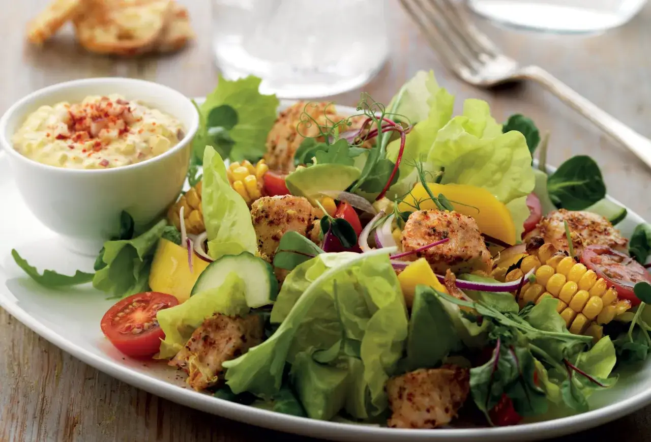 En härlig kycklingsallad med majs, tomat, gurka och avokado. Ett perfekt kycklingsallad recept för en lätt lunch.