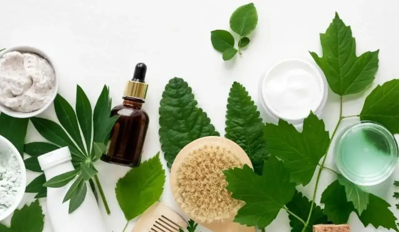 Naturalne kosmetyki: olejek, kremy, peeling i maseczka z liśćmi. Składniki bogate w humektanty dla nawilżonej skóry.