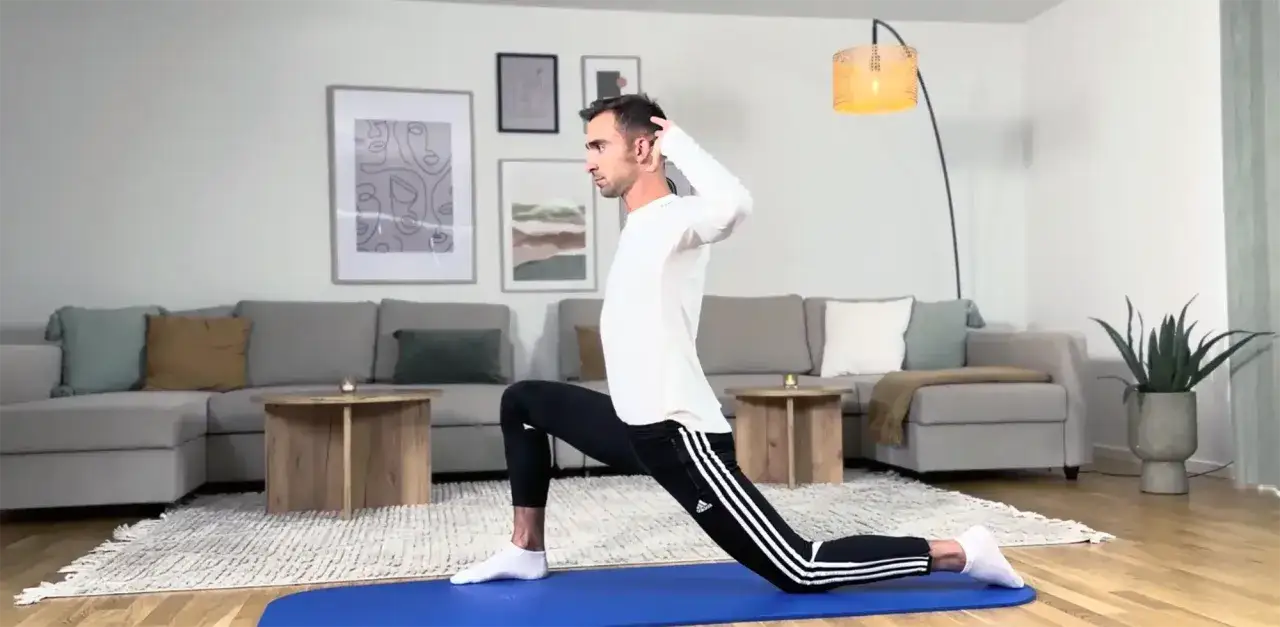 Man utför en stretchövning för nacken, en del av sjukgymnastik för att lindra stelhet.