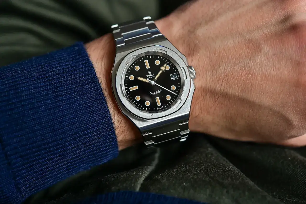 En Yema Wristmaster Traveller på en arm, redo för nya äventyr.