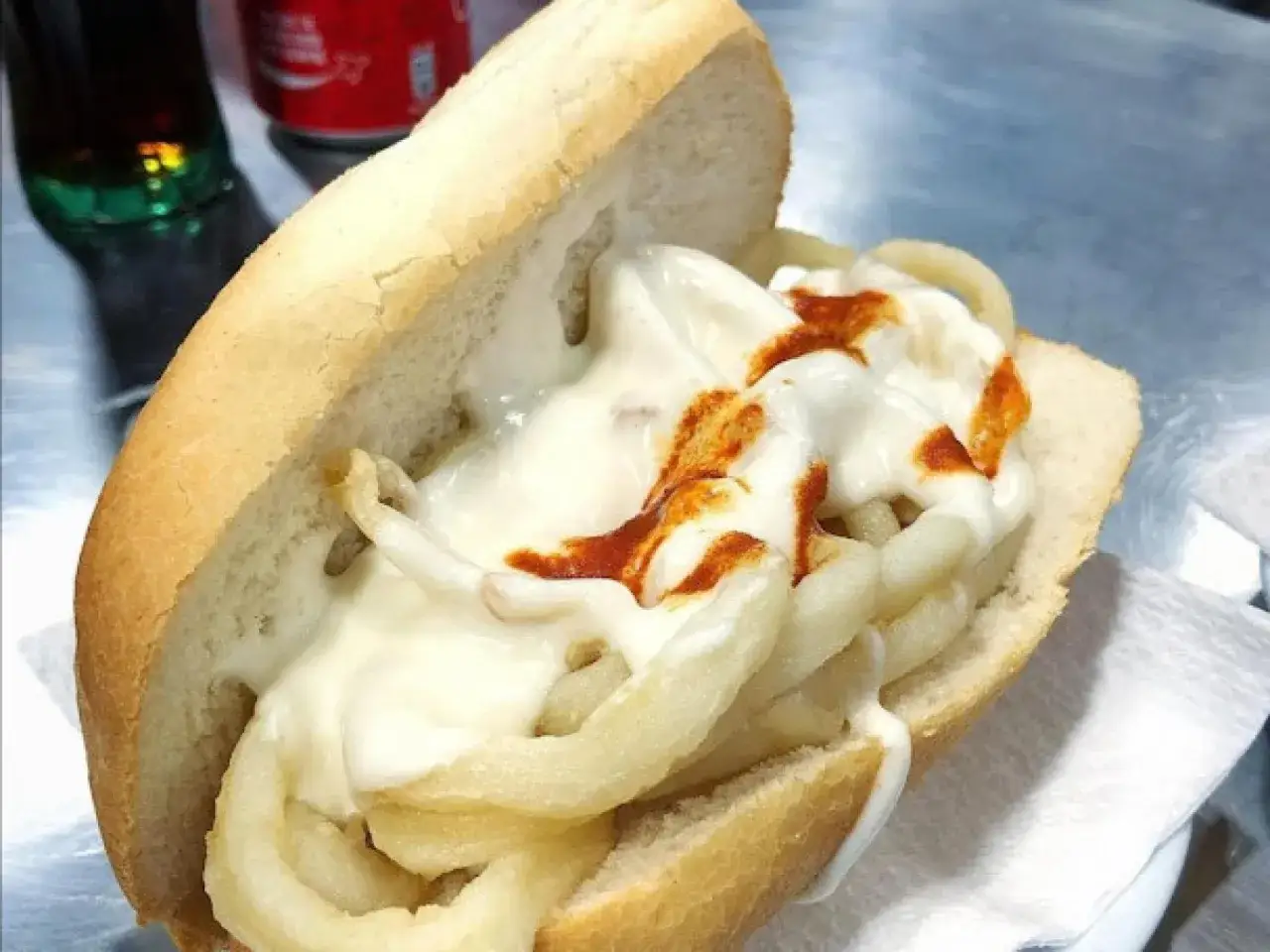 Bocadillo de calamar bravo en Zaragoza, con pan tierno, calamares crujientes y abundante salsa.