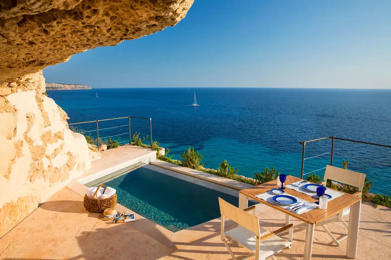 Luxuriöser Poolblick auf das Meer, ideal für einen entspannten Urlaub in Cala Simoneta, Mallorca.