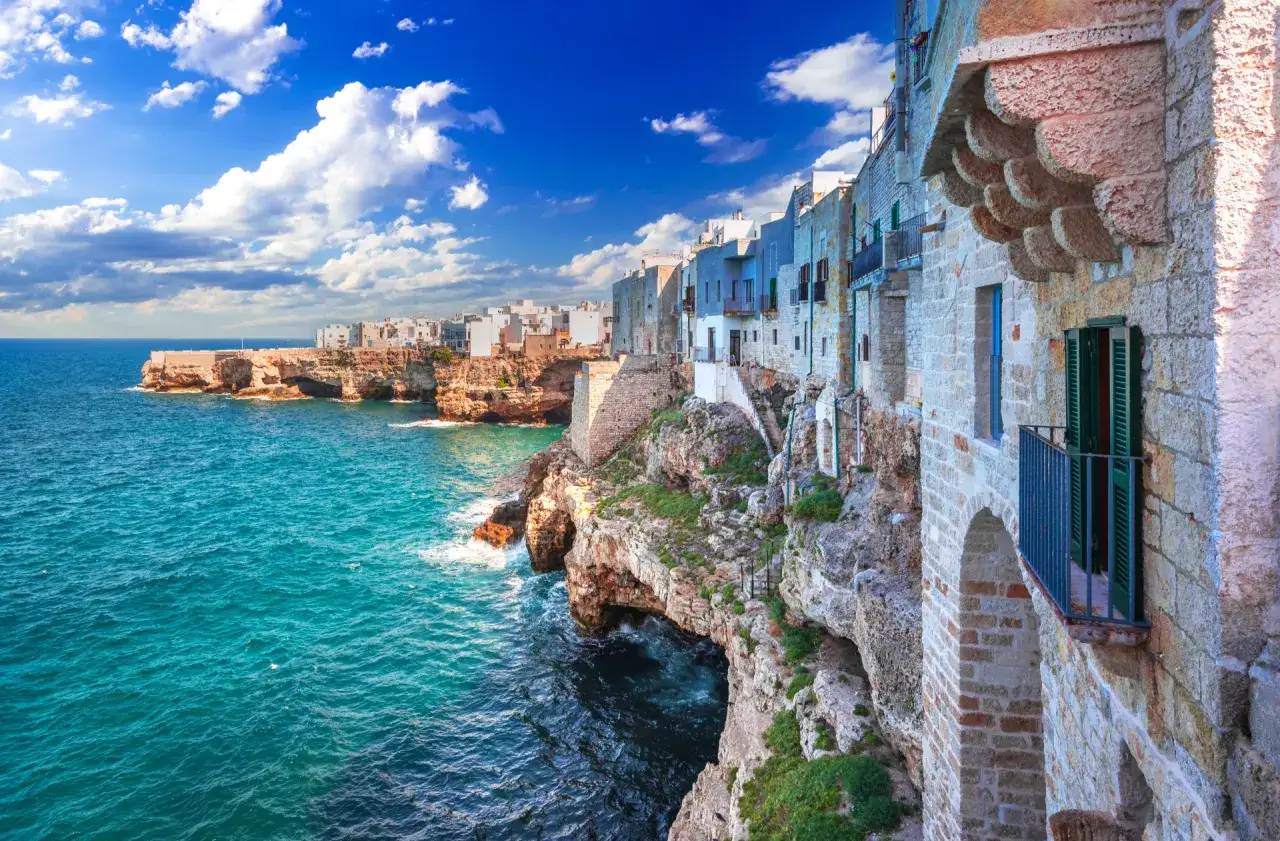 Puglia costa aerea iconica