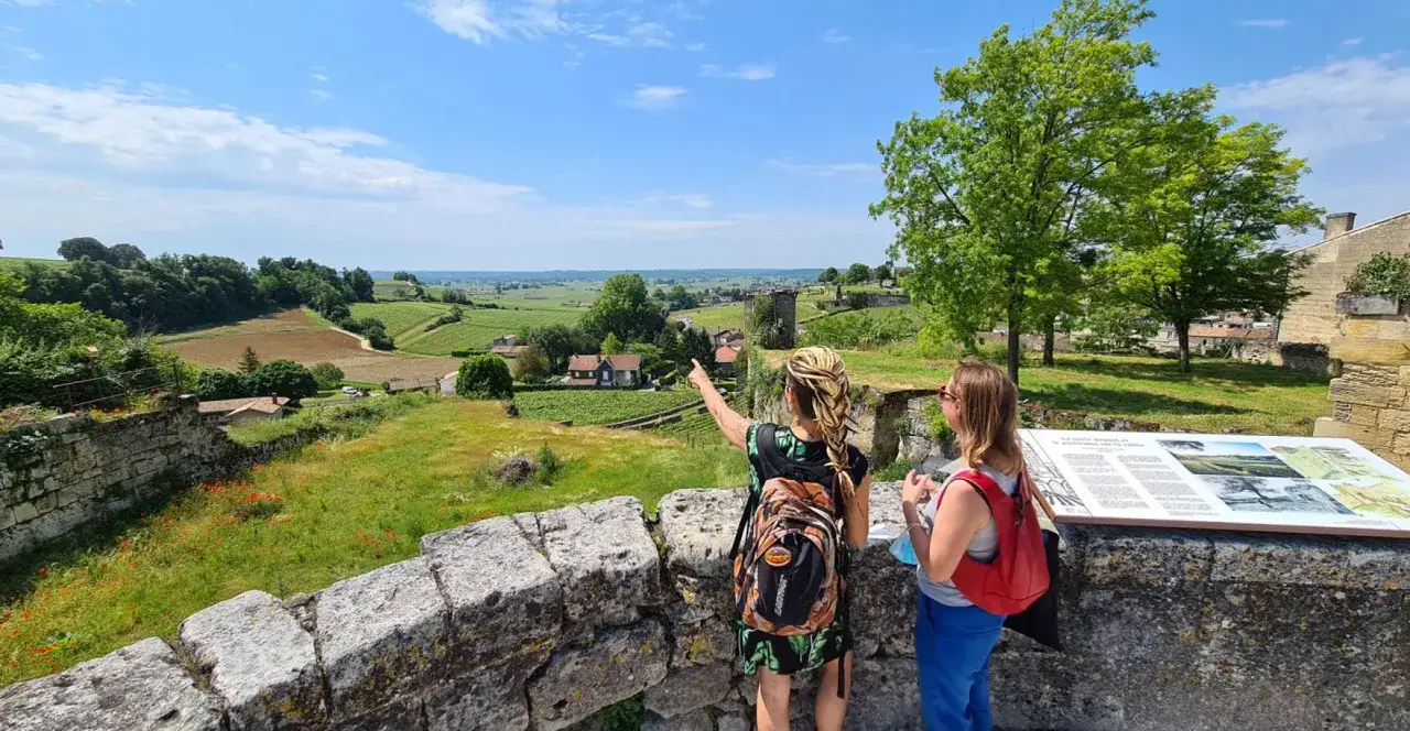 Deux femmes admirent le paysage viticole de la route des vins de Saint-Émilion.