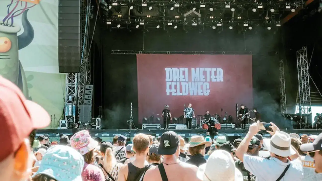 Ein Festival-Publikum feiert die Band 