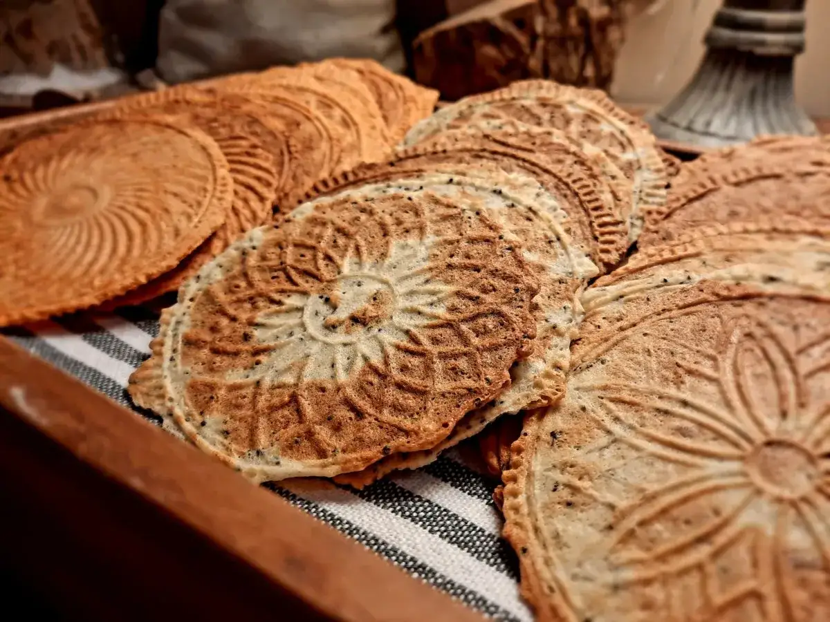 D&eacute;licieux bricelets aux motifs floraux, parfaits pour accompagner un caf&eacute;. Une recette des vrais bricelets &agrave; partager.