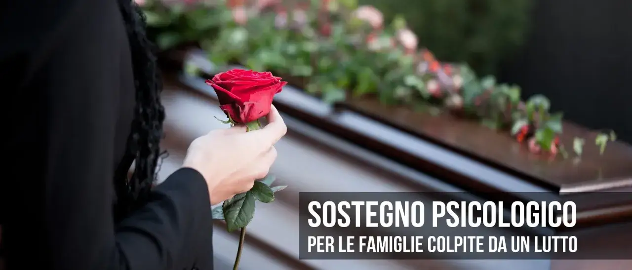 Mano che offre una rosa rossa su una bara. Le conseguenze di una madre suicida sono devastanti per le famiglie.