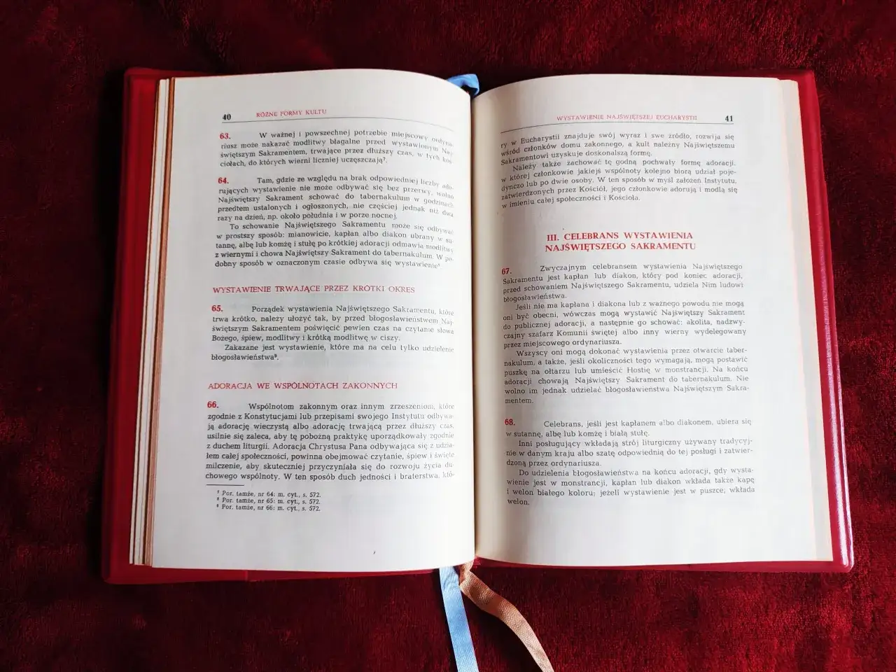 Czy można przyjąć komunię bez mszy? Tekst wyjaśnia zasady wystawienia Najświętszego Sakramentu i adoracji.
