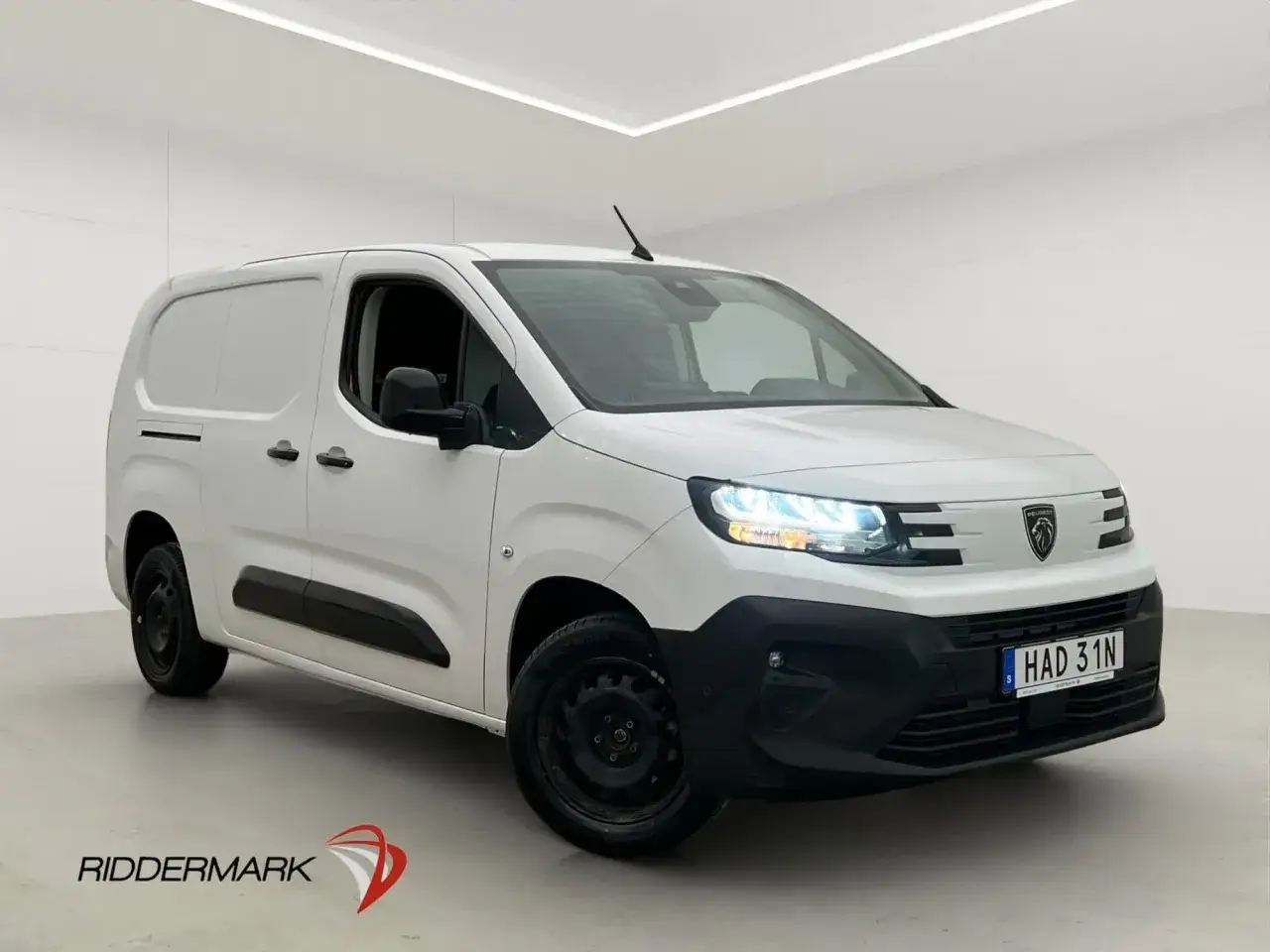 Vit Peugeot Partner, en p&aring;litlig begagnad transportbil redo f&ouml;r nya uppdrag.