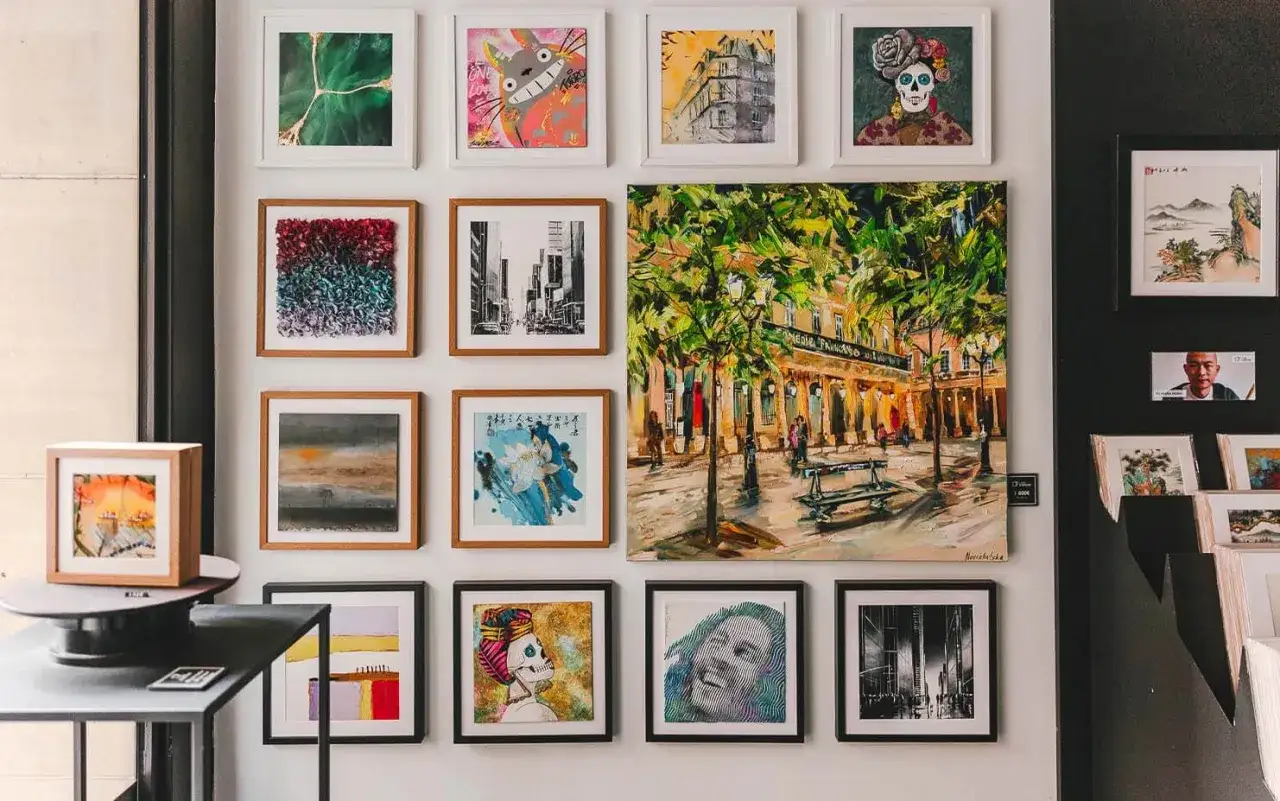 Collection d'œuvres de peintres contemporains : une scène de rue animée, un portrait de squelette coloré, et d'autres créations vibrantes.
