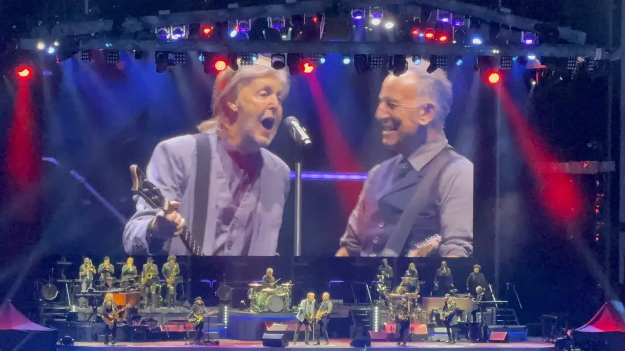 Bruce Springsteen und Paul McCartney auf der Bühne, ein legendäres Duett.