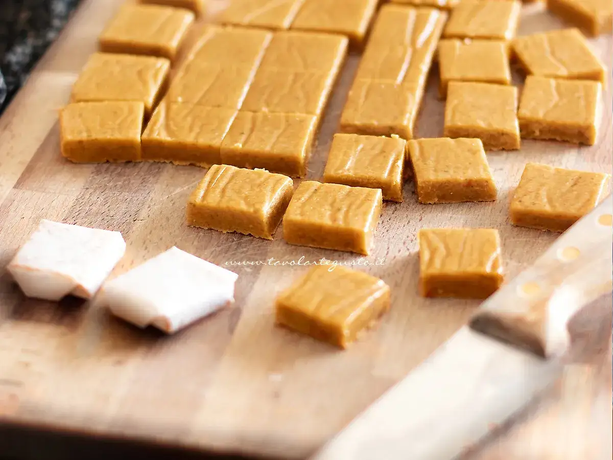 Dadi vegetali fatti in casa, dorati e pronti per insaporire i tuoi piatti. Un tocco di gusto naturale.