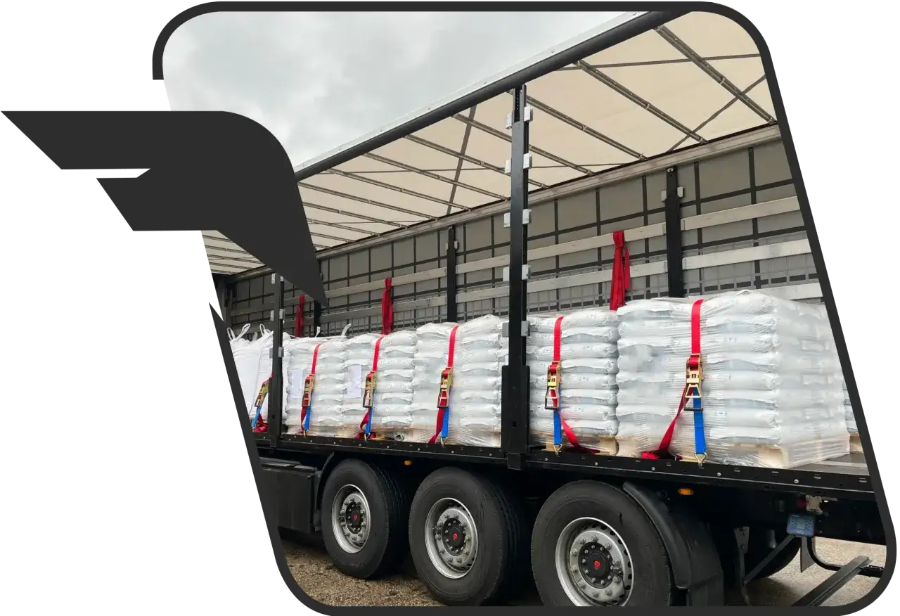 Ein LKW mit vielen Säcken, gesichert mit roten und blauen Gurten. Die Frage, wie viel Lademeter ein LKW hat, wird hier visuell beantwortet.