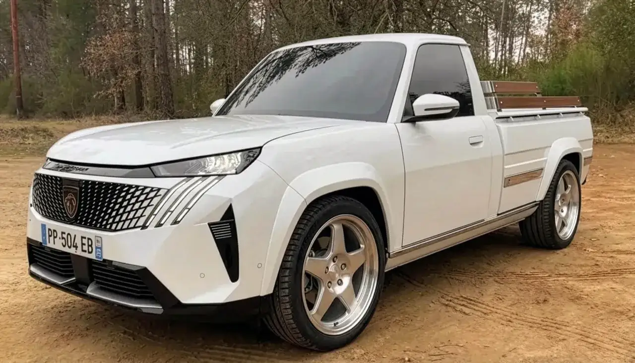 Biały pickup z drewnianą paką, inspirowany klasycznym Peugeot 504, stoi na leśnej drodze.