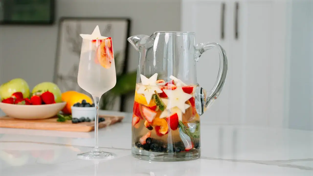Erfrischender Sangria mit Sternfrucht, Erdbeeren und Blaubeeren – das beste Sangria Rezept für heiße Tage.