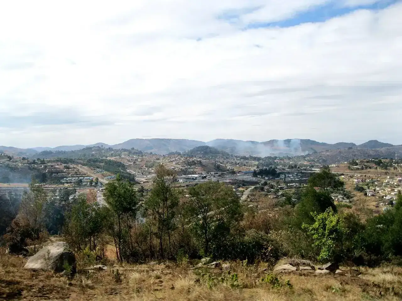 Widok na Mbabane, stolicę Eswatini, rozciągającą się pośród zielonych wzgórz.