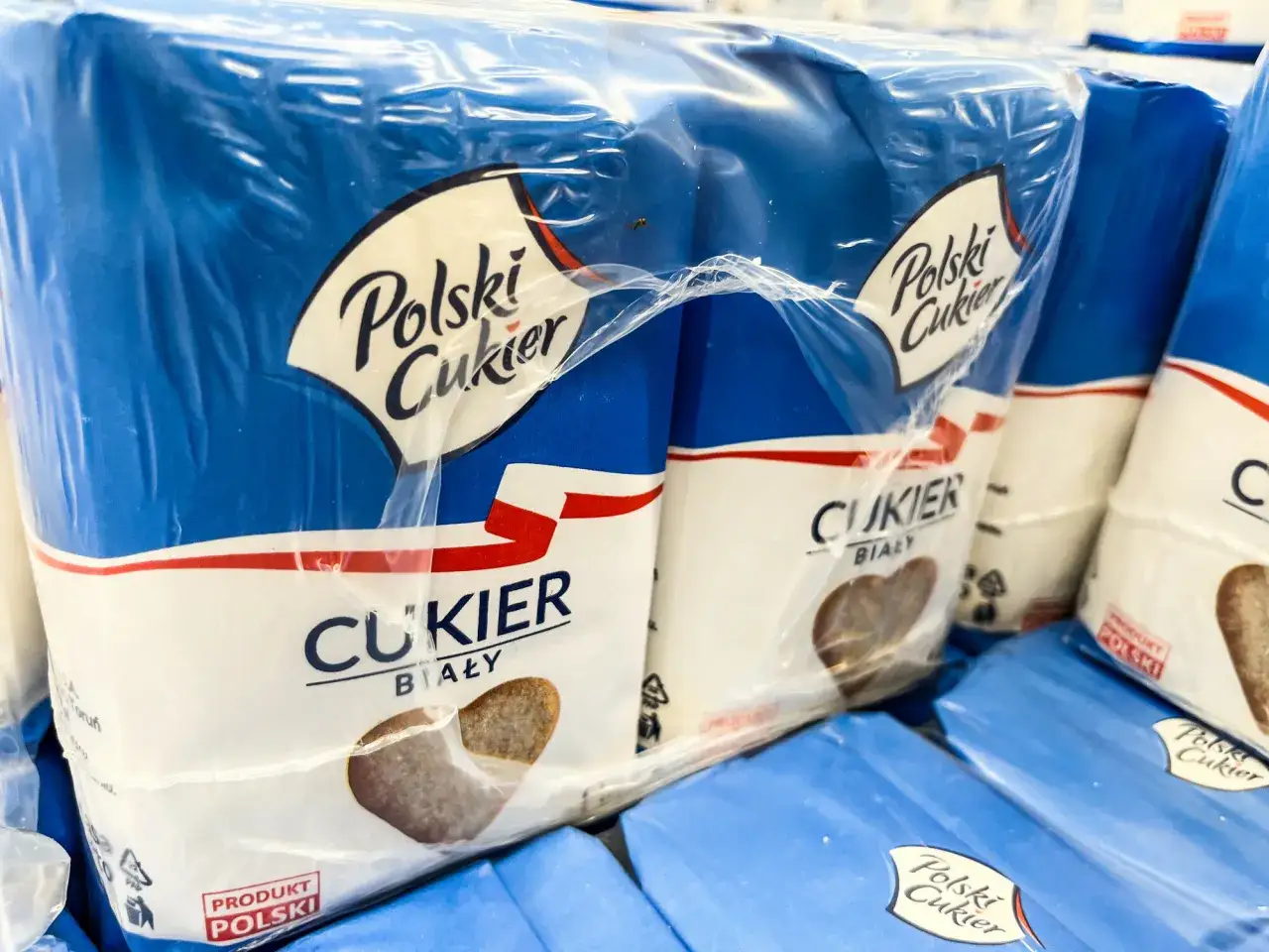Paczki białego cukru z napisem