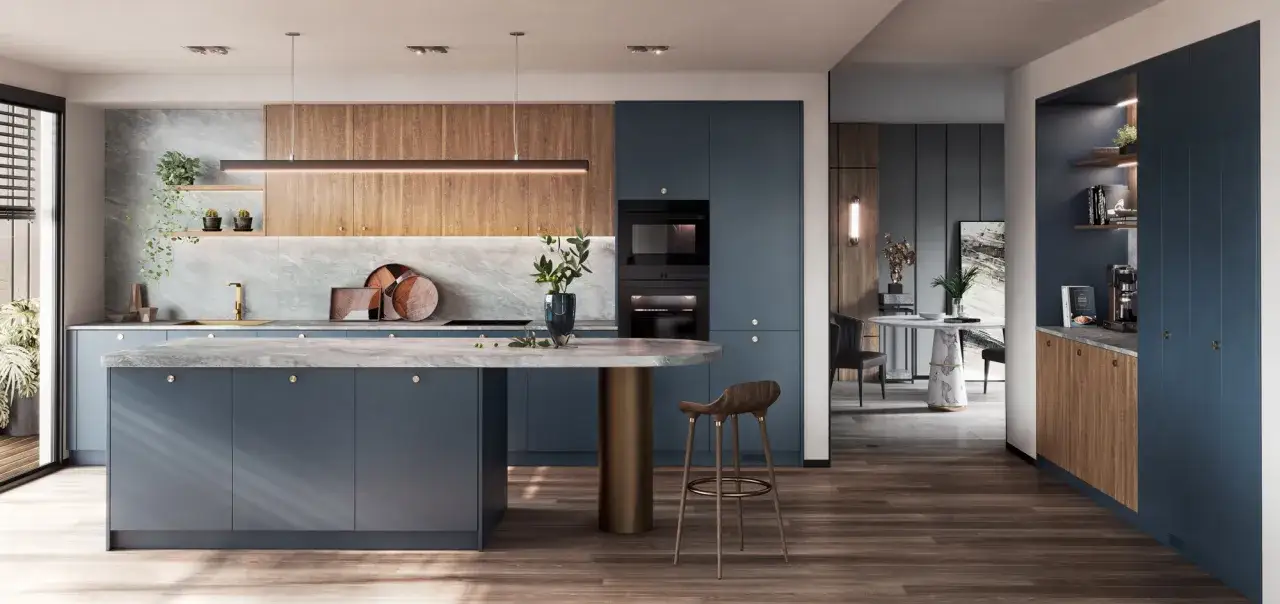 Elegantes cocinas azules con isla central, encimeras de m&aacute;rmol y detalles en madera. Un dise&ntilde;o moderno y sofisticado.