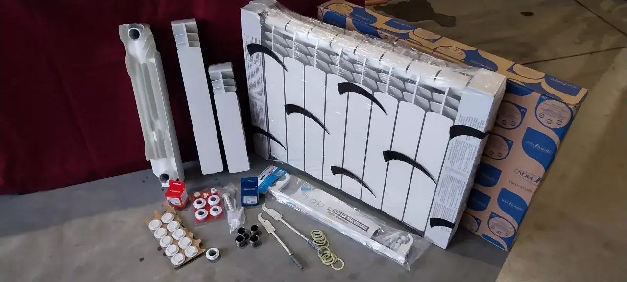 Nowe grzejniki aluminiowe i akcesoria. Choć lekkie, wady grzejników aluminiowych mogą obejmować korozję przy niewłaściwej instalacji.