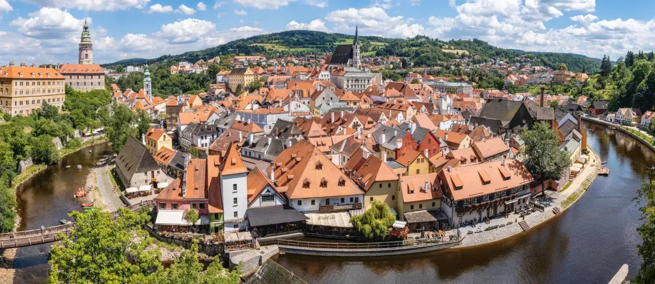Malowniczy widok na miasto z zamkiem i rzeką. Czeski Krumlov atrakcje zachwycają o każdej porze roku.