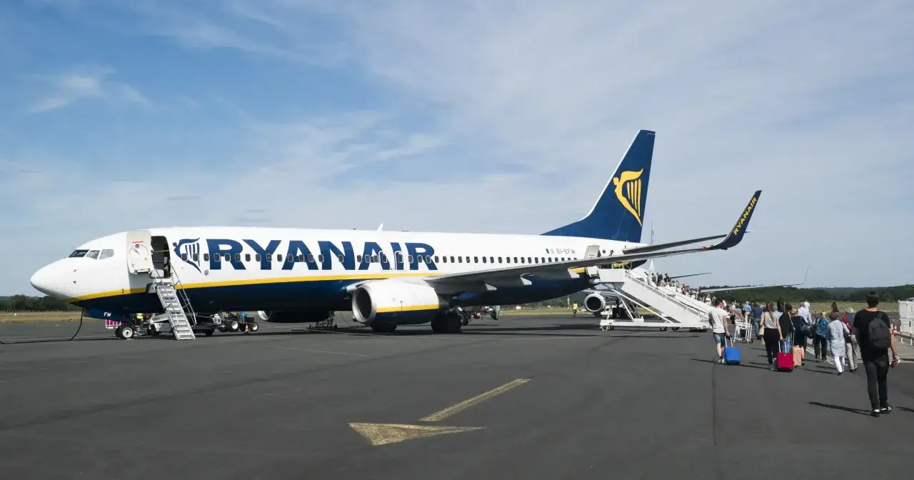 Ryanair samolot na płycie lotniska, pasażerowie wsiadają. Czy loty na Maltę są bezpieczne? Tak, latanie jest bezpieczne.