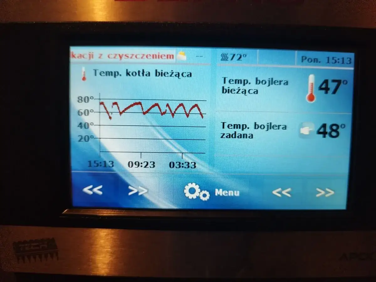 Wyświetlacz kotłospaw slimko pokazuje temperaturę kotła i bojlera. Ustawienia są widoczne na ekranie.