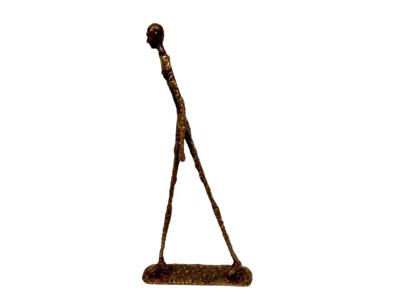 Sculpture en bronze d'un homme qui marche, silhouette élancée et abstraite, figée dans un mouvement perpétuel.