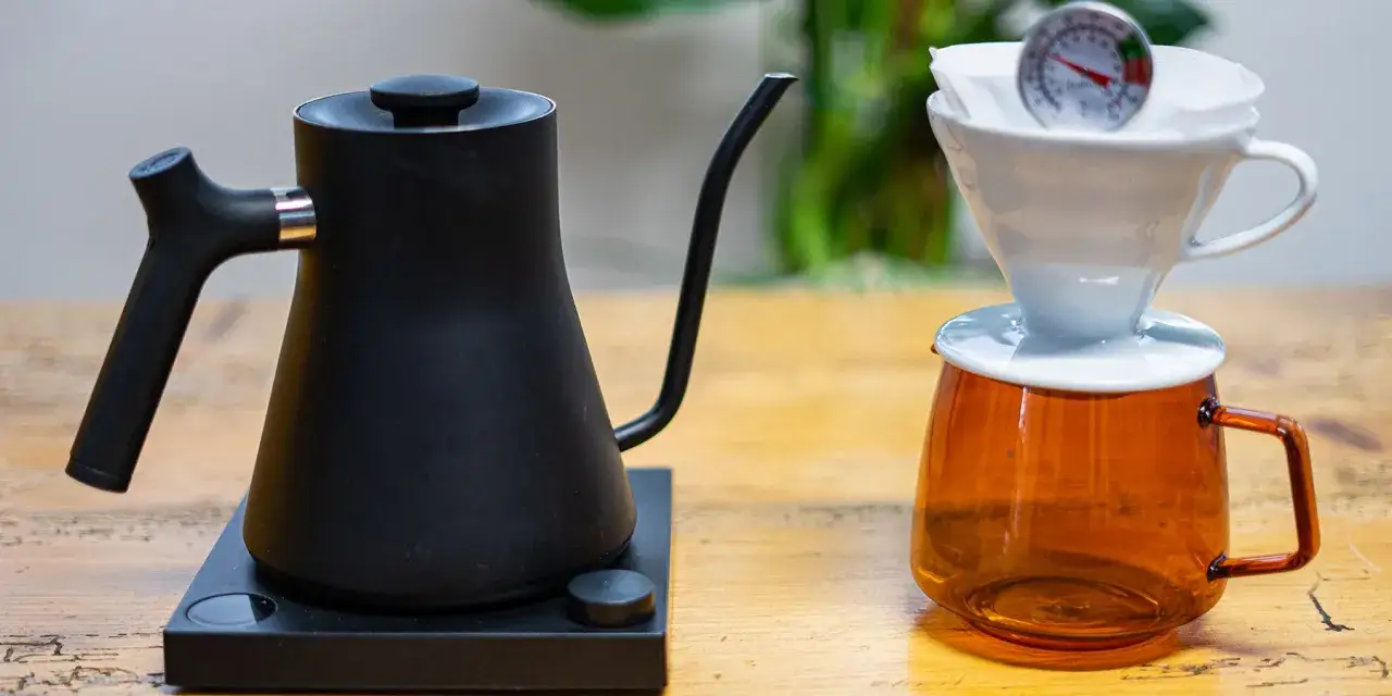 Schwarzer Wasserkocher und Kaffeefilter mit Thermometer. Die ideale filterkaffee temperatur ist entscheidend f&uuml;r den perfekten Geschmack.