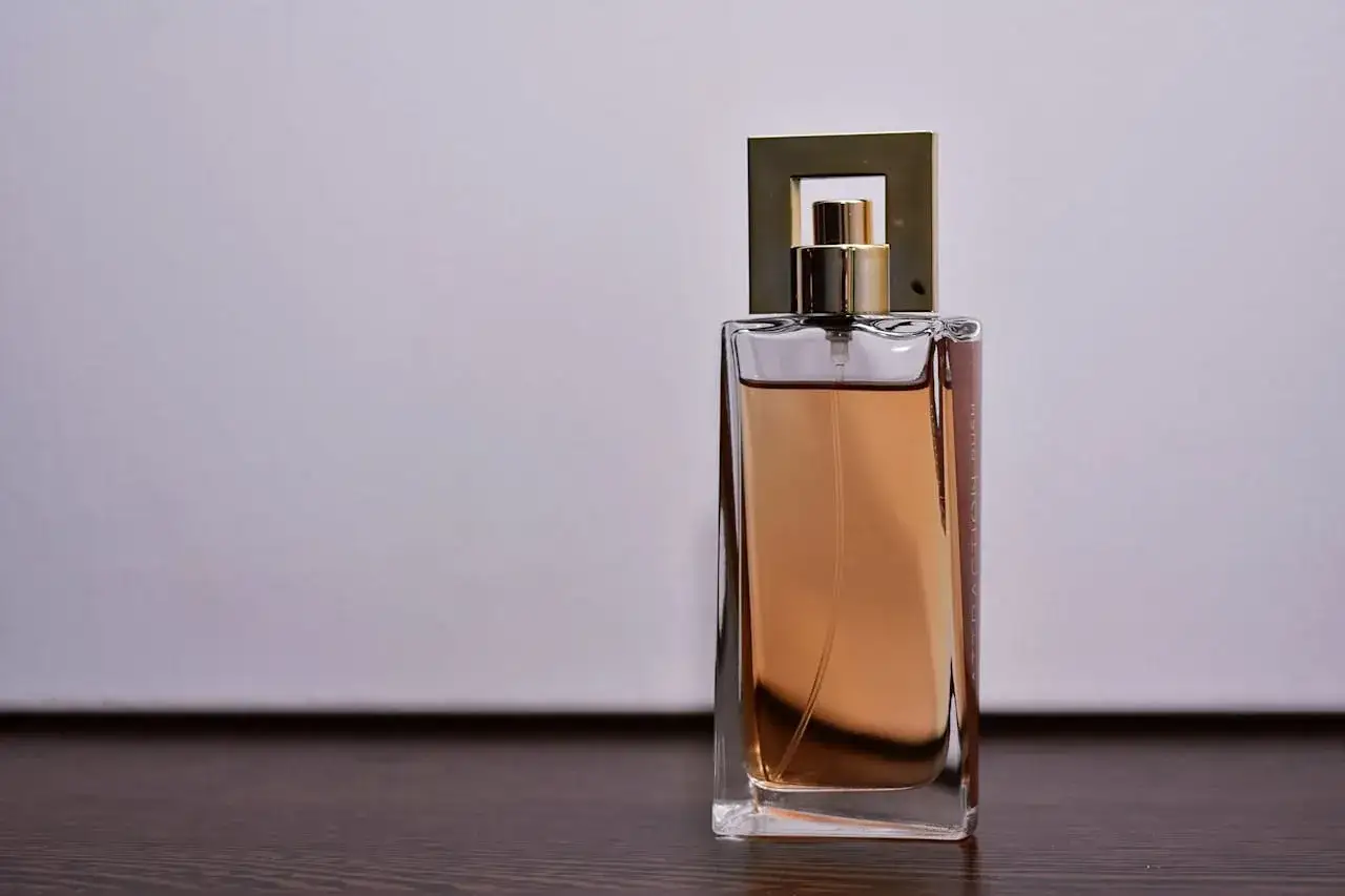 Kobieta aplikująca perfumy EDT w biurze